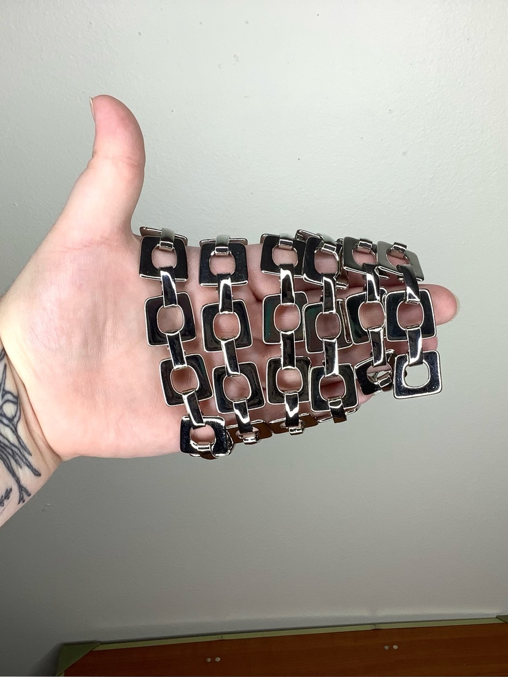 < Y2K Silver-Tone Geometric Square-Link Chain Belt >